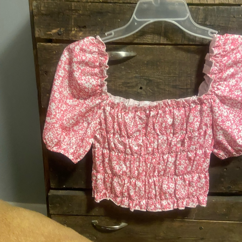 disty floral ruched crop top